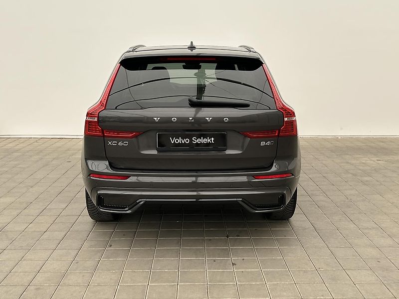 Volvo XC60 2.0  B4 4x4 PLUS  Black - fotka 5 z 32