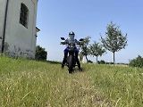S mírným terénem si motorka poradí bez problémů.