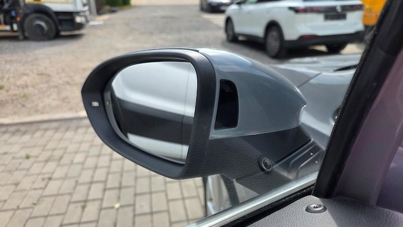 Volkswagen Golf (2024) 2.0 TDI 110kW DSG7 Style TZ - fotka 10 z 39
