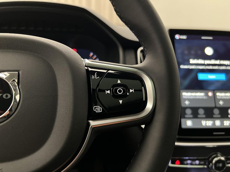 Volvo XC90 (2026) B5 AWD DARK PLUS - fotka 22 z 43