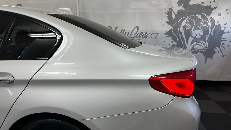 BMW Řada 5 XDIRVE/SPORT LINE/2 SADY GUM - fotka 9 z 55