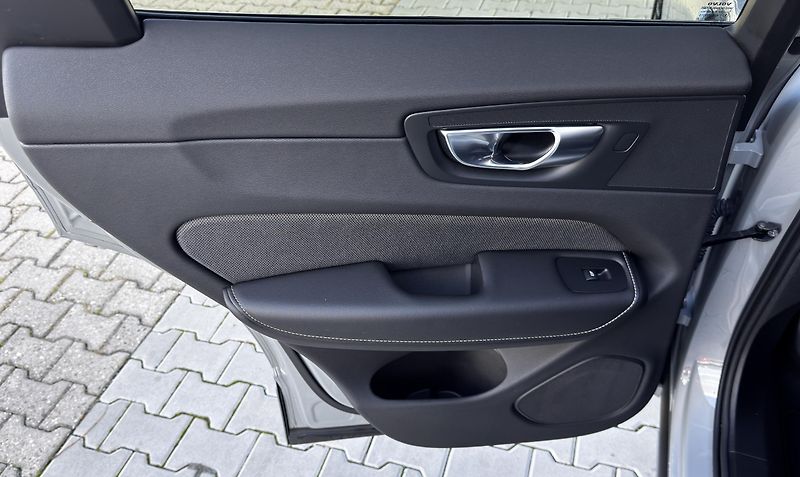 Volvo XC60 B5 AWD /1. maj / výhřev + kola - fotka 18 z 40