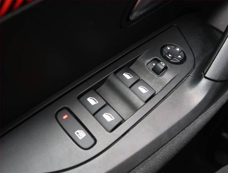 Peugeot 2008 (2021) Active 50 kWh, SoH 90% - fotka 19 z 22