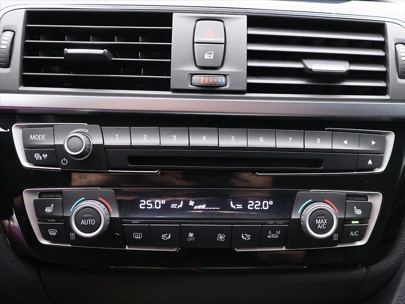 BMW Řada 3 2,0 320d xDrive 140kW Sport - fotka 19 z 29