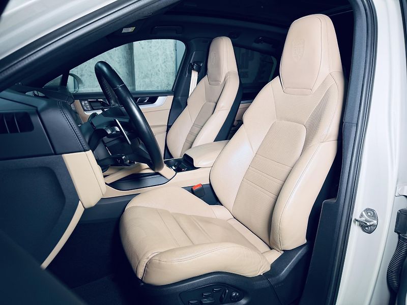 Porsche Cayenne (2023) S*V8*SPORTDESIGN*ZÁRUKA*MAX.VY - fotka 17 z 43