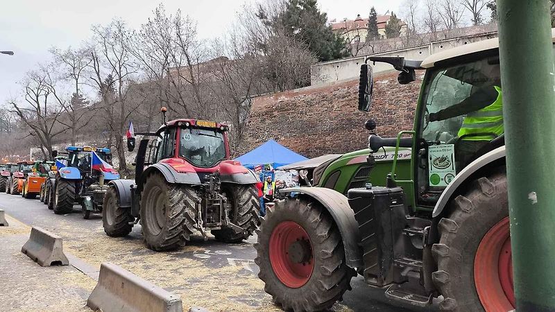 Traktory a další stroje při protestech zemědělců v Praze - 7. března 2014