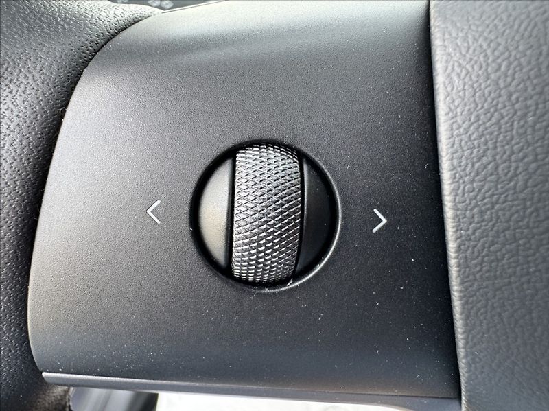 Tesla Model Y 0,0 RWD SoH 94% - fotka 29 z 50