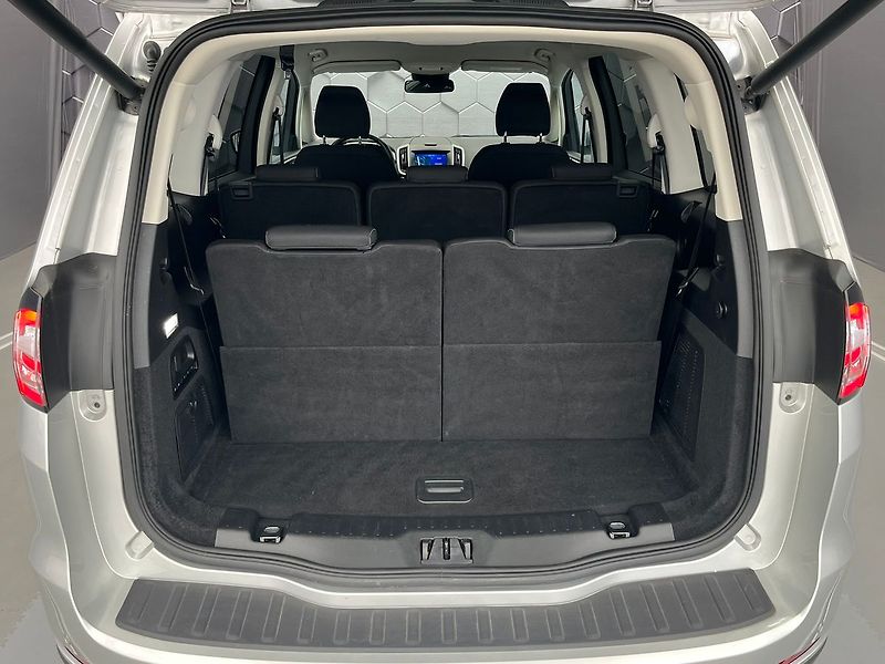 Ford Galaxy 2.0 EB Titanium 140 kW LED - fotka 33 z 50