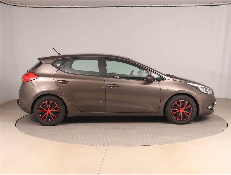 Kia Ceed (2013) 1.4 CVVT, Serv.kniha, Tempomat - fotka 6 z 14