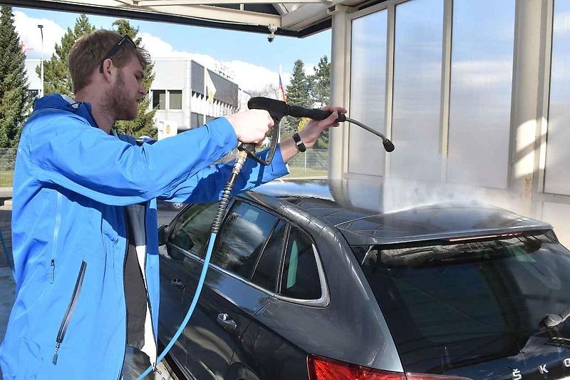 Nejlépe se soli a nečistot zbavíte silným proudem vody