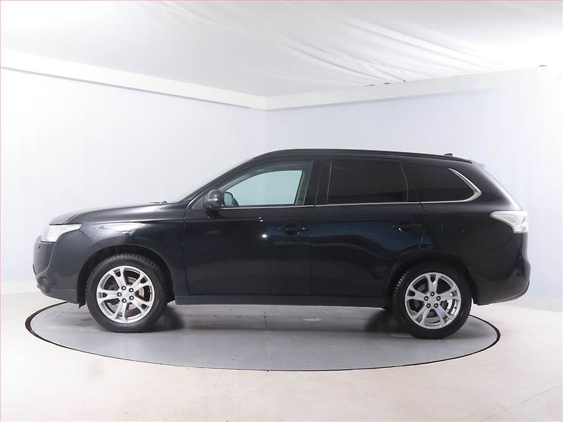 Mitsubishi Outlander (2014) 2.2 DI-D, 4X4, 7 míst, Navi - fotka 3 z 16