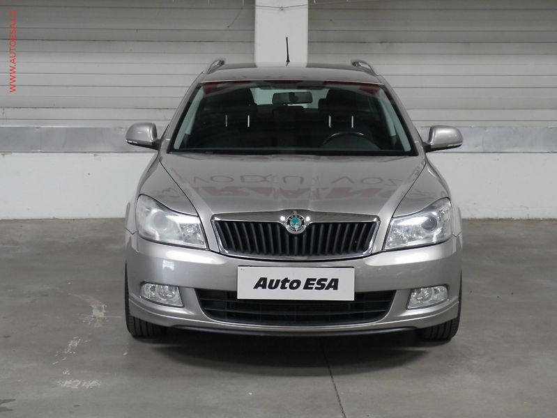 Škoda Octavia (2012) 1.6 TDi, autoAC - fotka 2 z 19