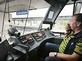 Díky tabletu a online kamerovému systému už kilometr před přejezdem strojvedoucí vidí, co se na něm děje..