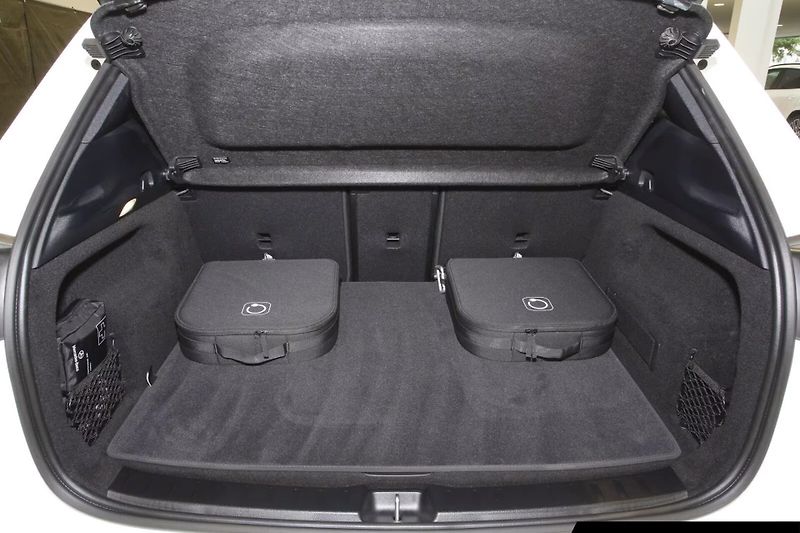 Mercedes-Benz EQA 300 4M Progressive Distronic - fotka 13 z 13