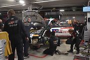 Pozorovat mechaniky špičkových týmů při práci v servisní zóně byl také zážitek