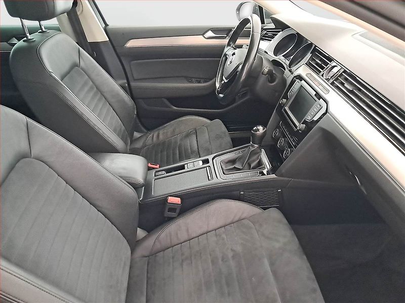 Volkswagen Passat (2014) Highline 2.0 TDI, Kůže, Navi - fotka 9 z 19
