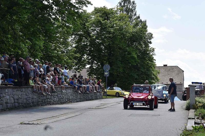 Tradiční závod S kopce do kopce si nenechalo letos ujít na sedm desítek posádek historických automobilů a motocyklů.