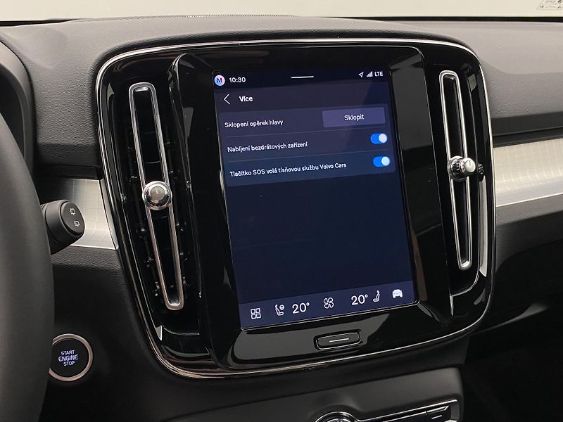 Volvo XC40 (2026) B3 AUT DARK PLUS - fotka 52 z 58