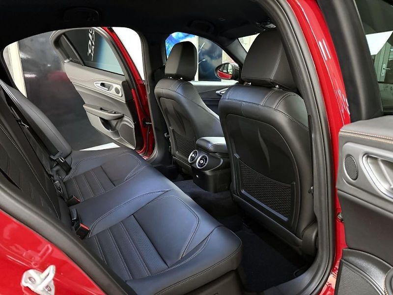 Alfa Romeo Giulia (2026) 2.0T 280k AT8 ZF Q4 4x4 Intens - fotka 9 z 23