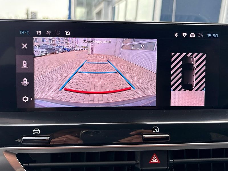 Citroën C4 (2023) Shine 1.2 PureTech 130 EAT8 - fotka 44 z 58
