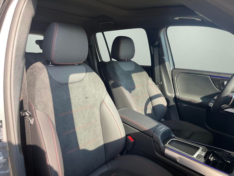 Mercedes-Benz GLB (2025) 200d 4MATIC - fotka 14 z 16