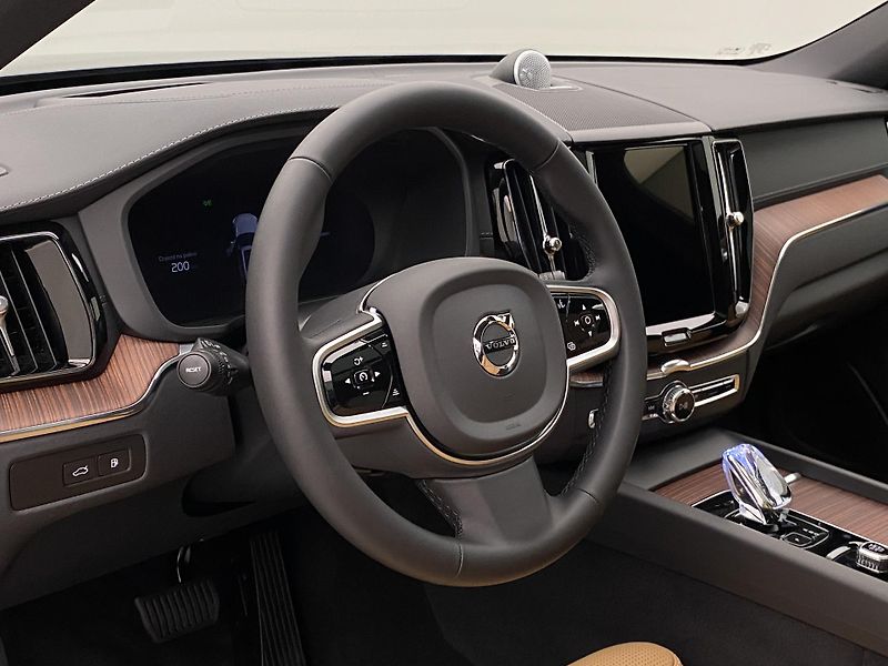 Volvo XC60 T8 AWD ULTRA BRIGHT REZERVACE - fotka 19 z 64