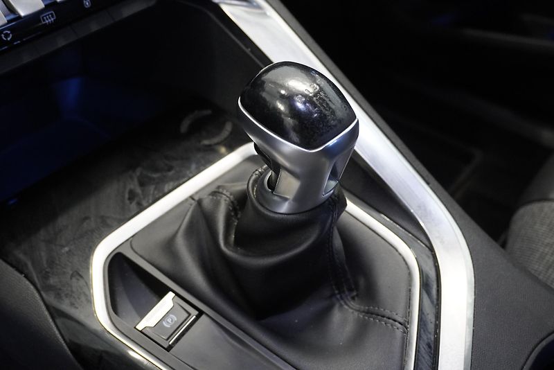 Peugeot 3008 1.6 BLUEHDI 88kW ALLURE - fotka 14 z 29