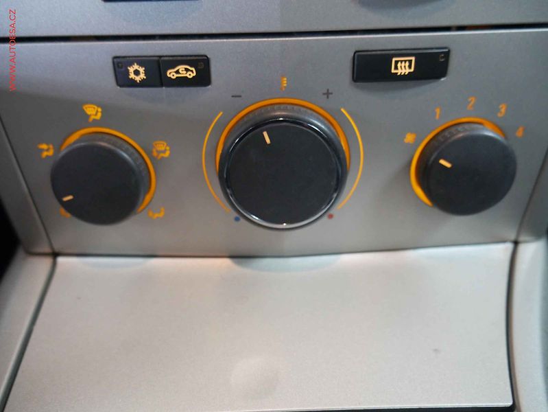 Opel Astra (2007) 1.6i, ČR, AC - fotka 16 z 18