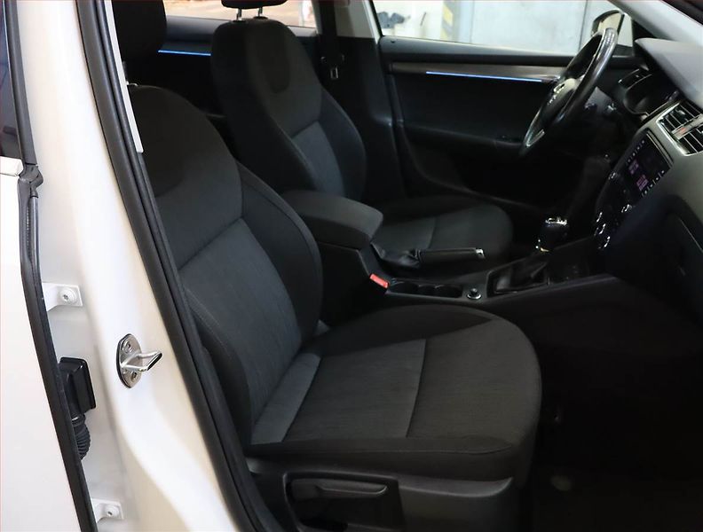 Škoda Octavia (2017) 2.0 TDI, Automat, Navi - fotka 9 z 22
