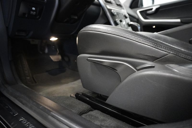 Volvo XC60 2,4 D5 AWD AUTOMAT - fotka 14 z 38