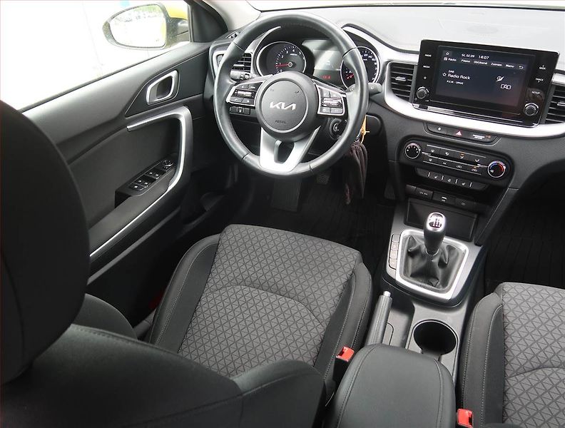 Kia Ceed (2022) Silver 1.5 T-GDI, Serv.kniha - fotka 7 z 17