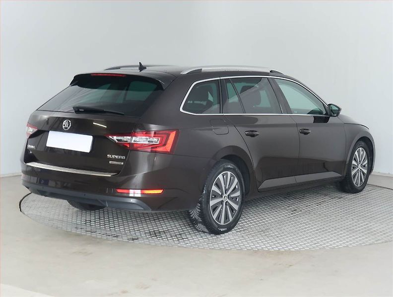 Škoda Superb (2018) Style 1.6 TDI, Navi, Bi-Xenony - fotka 5 z 19