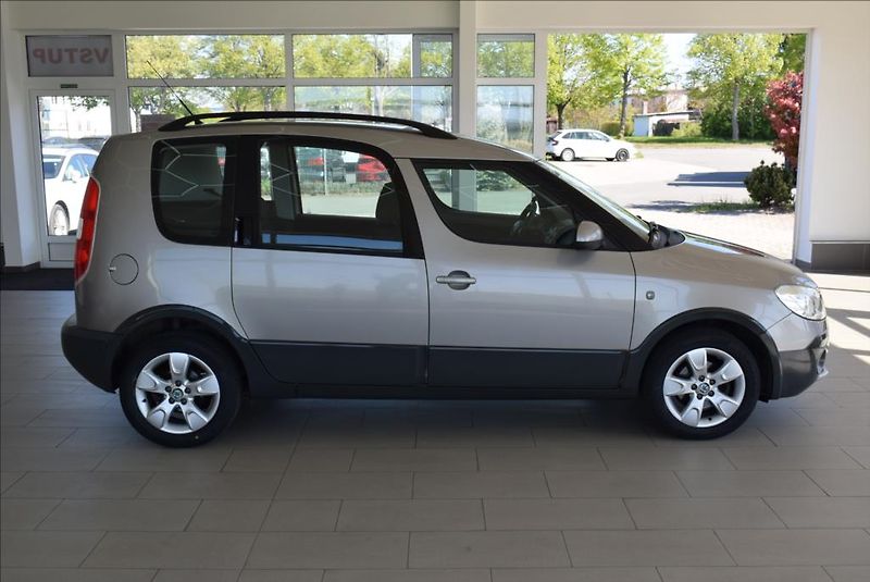 Škoda Roomster 1,2 TSi, 1.maj,SCOUT,digiklima - fotka 4 z 23