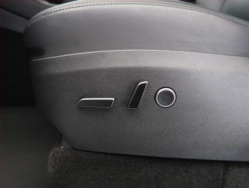 Tesla Model Y (2023) Long Range AWD 79kWh, SoH 95% - fotka 31 z 33