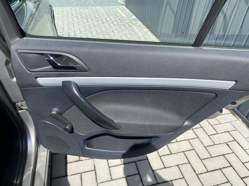 Škoda Octavia 1.6i 75kW - KLIMATIZACE - PDC - fotka 28 z 35