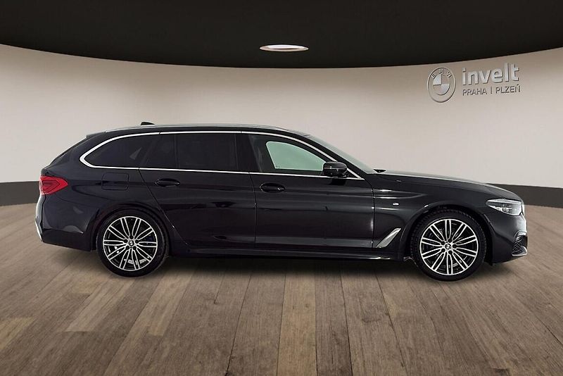 BMW Řada 5 530d xDrive - fotka 2 z 27