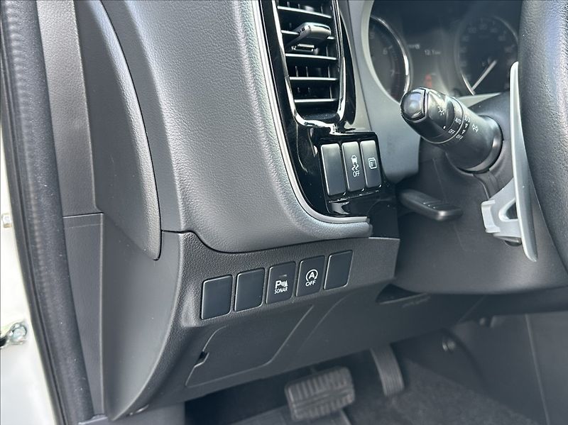 Mitsubishi Outlander 2,0 150PS  Intense A/T 4x4 - fotka 30 z 53