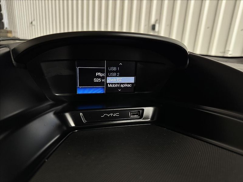 Ford Kuga 1.5EB 129kW AWD 2XALU 68KM! - fotka 25 z 42
