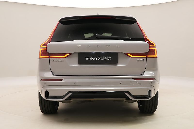 Volvo XC60 B5 AWD DARK PLUS AUT CZ - fotka 12 z 61