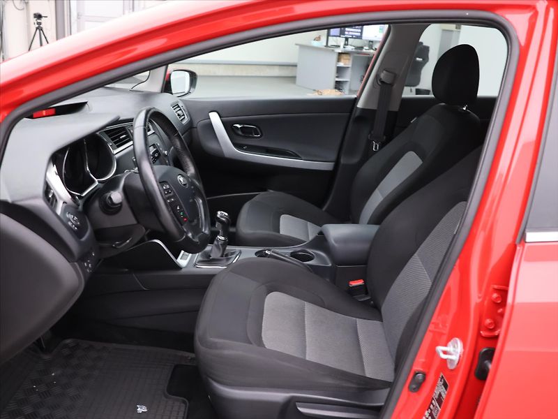 Kia Ceed 1,6 CRDI 100kW CZ Comfort Navi - fotka 11 z 30