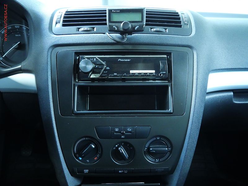 Škoda Octavia (2005) 1.6i, 2.maj,ČR, Ambiente - fotka 13 z 17