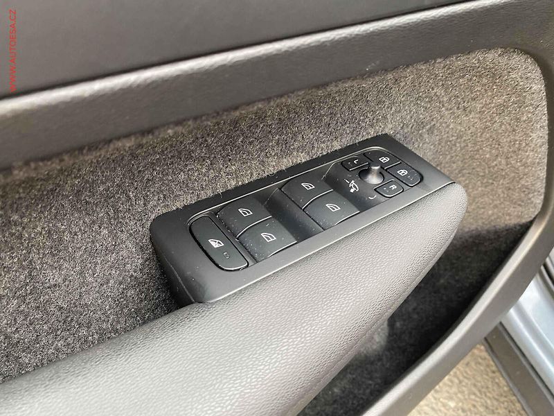 Volvo XC40 (2022) 1.5i, ČR, AT, LED - fotka 13 z 19