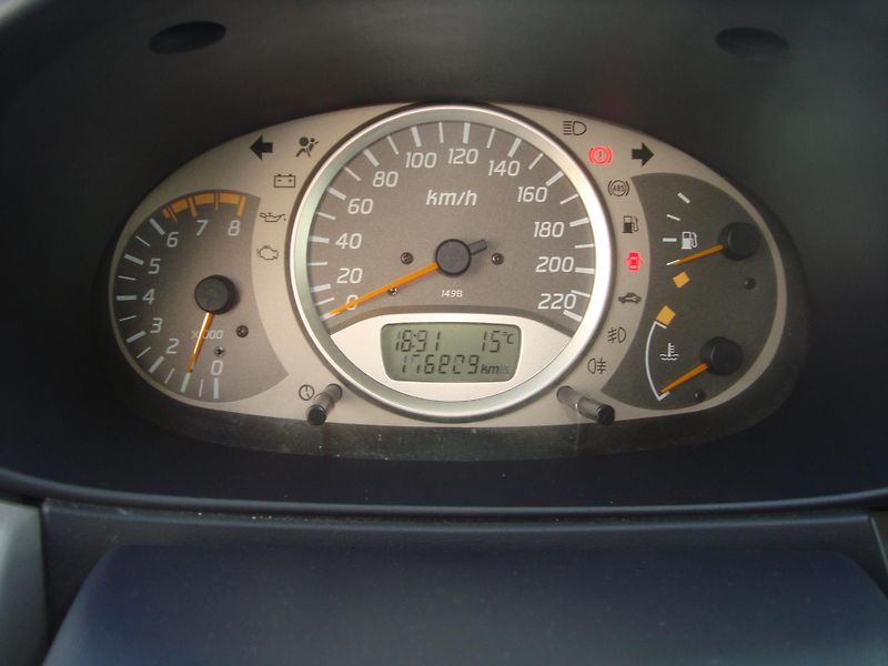 Nissan Almera Tino (2002) 1,8 - fotka 12 z 14