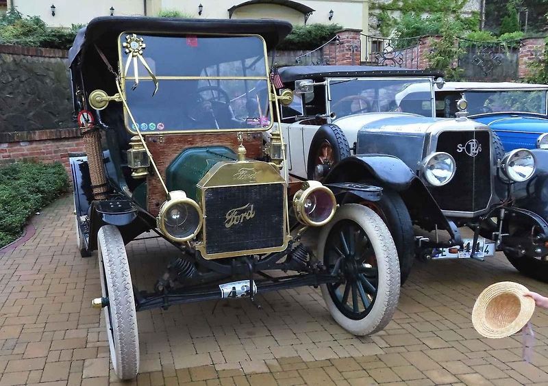 Pálavský Oldtimer přilákal na Břeclavsko desítky elegantnch veteránů.