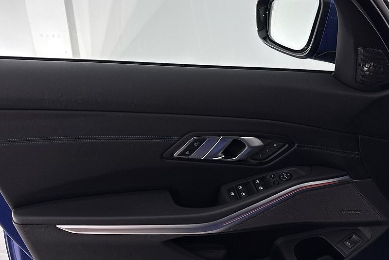 BMW Řada 3 330i xDrive - fotka 17 z 27