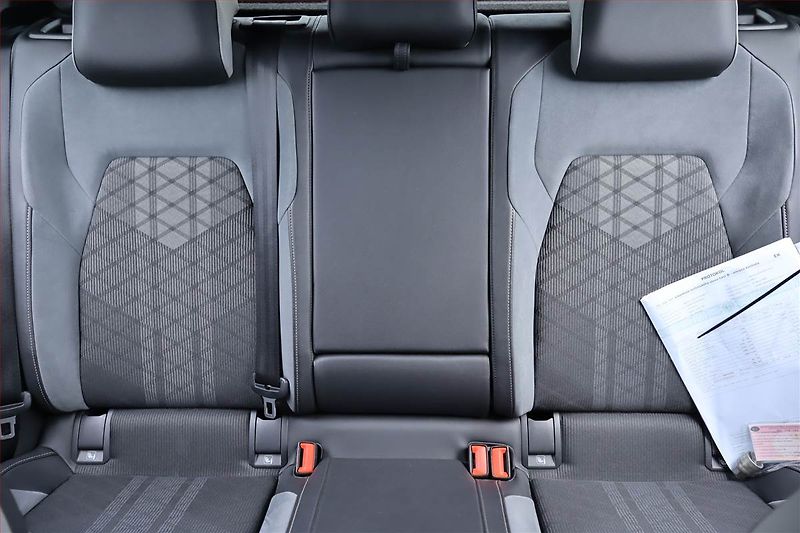 Volkswagen Golf (2021) R-Line 1.5 eTSI - fotka 10 z 25