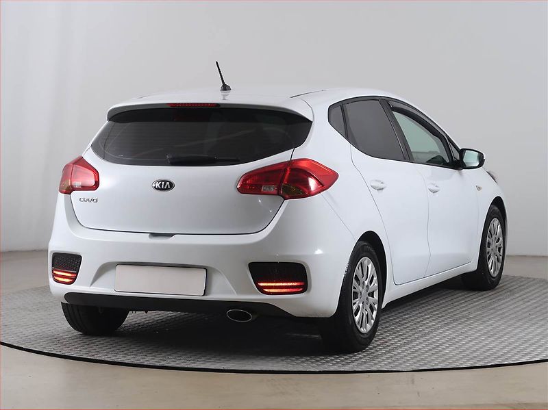 Kia Ceed (2017) 1.4 CVVT, Park. senzory - fotka 5 z 14