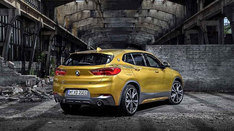 BMW X2.