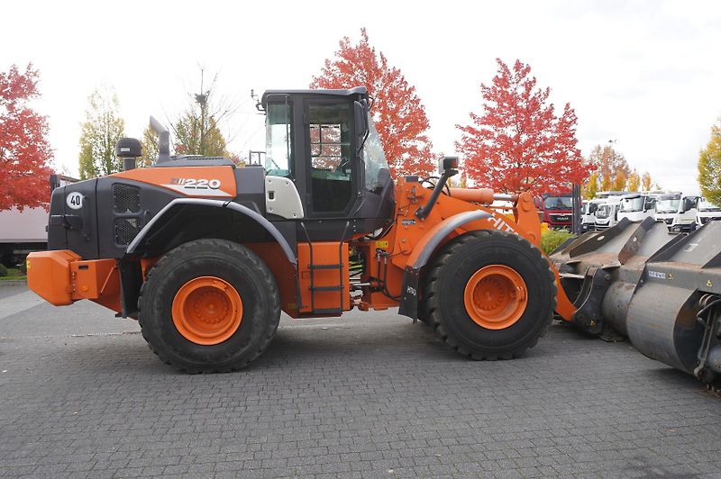 Hitachi (2018) ZW220 articulated loader - fotka 7 z 24