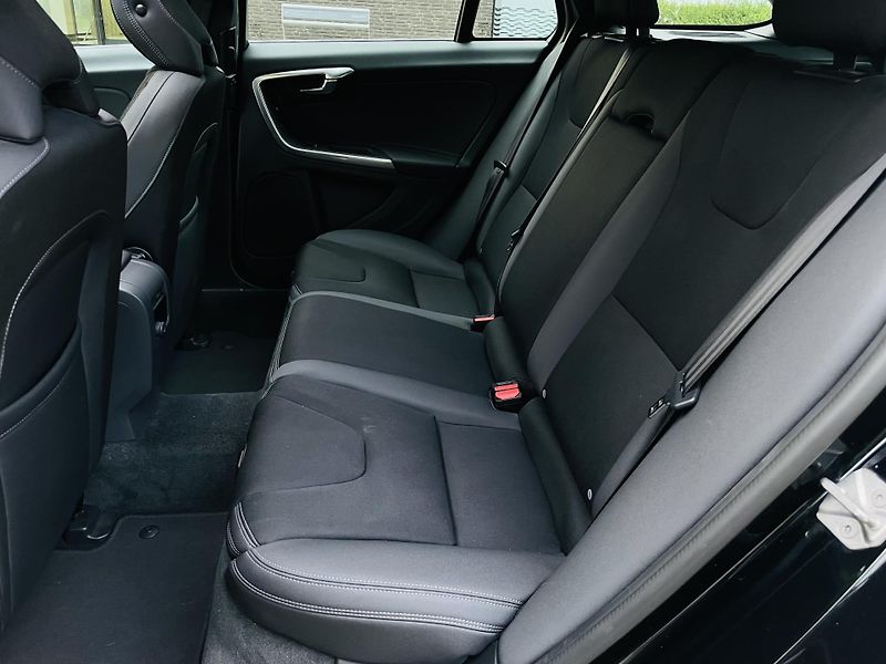 Volvo V60 2.0D 5VÁLEC AUT SERVISKA TAŽNÉ - fotka 29 z 44